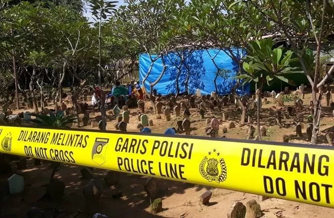 Makam korban KDRT di Desa Kedungdowo Kaliwungu Kudus, dibongkar untuk dilakukan autopsi. (Foto: M Thoriq)