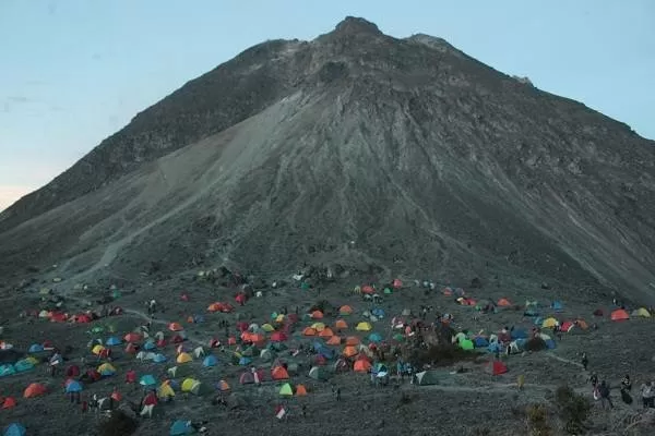 Kondisi Gunung Merapi saat masih aman banyak didatangi pedaki gunung. (doc)