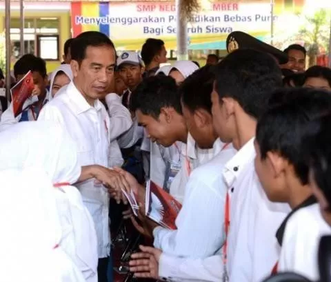 Presiden Jokowi Menyerahkan KIP kepada siswa. Foto: Istimewa