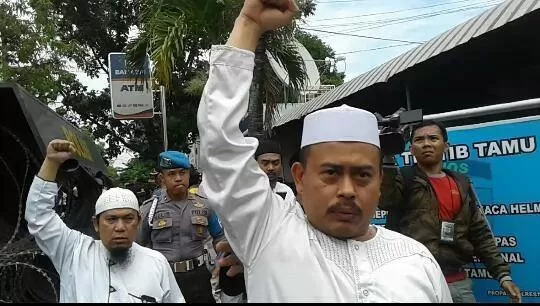 Ketua PA 212 Ust Slamet Ma'arif (tengah). (Foto: Andjar)