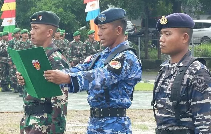 Tiga prajurit TNI AD, AU dan AL membacakan ikrar tekad mereka untuk mentaati Hukum dan Disiplin Militer. (Foto: Chandra AN)