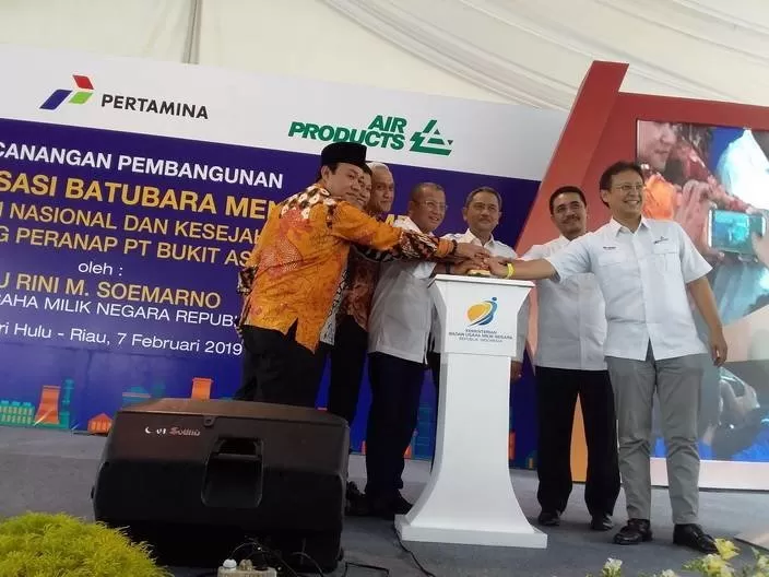 Arviyan Arifin, Heru Setiawan, Triwidio Pramono, Budi Gunadi Sadikin, Sekretaris Daerah Provinsi Riau Ahmad Hijazi dan Wakil Bupati Indragiri Hulu Khairizal melakukan penekanan tombol (Rini Suryati)