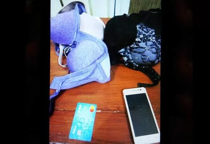 Barang bukti ponsel, kartu ATM, bran dan celdam yang dicuri pelaku.