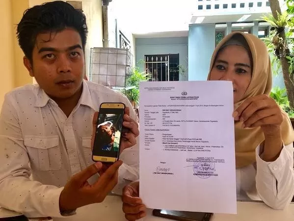 Tim kuasa hukum korban penganiayaan Patrich Wanggai saat menunjukkan bukti laporan dan foto korban pada media. (Foto: Harminanto)