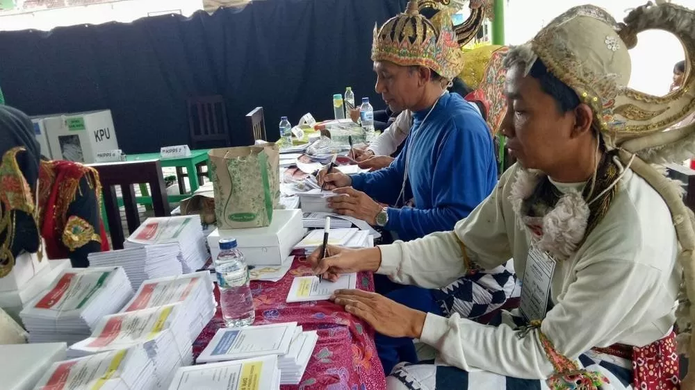 Petugas KPPS TPS 13 Kampung Ponggalan RW 7 Giwangan Umbulharjo dengan kostum wayangnya. (Foto: Satriyo Wicaksono)