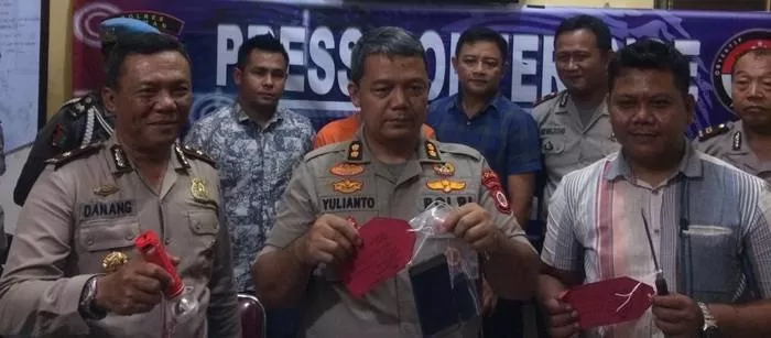 AKBP Yuliyanto bersama kapolsek Nggaglik kompol danang kuntadi sedang menunjukan barang bukti curat modus pemecahan kaca mobil (Evi Nur Afiah)