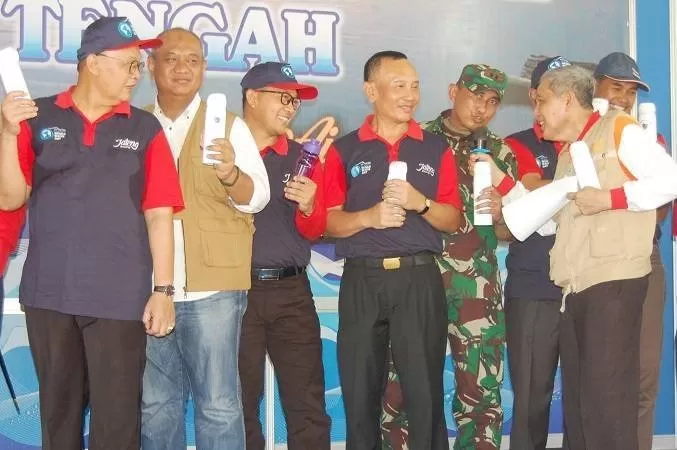 Prof Suratman mewawancarai Dandim Klaten saat ikrar goes to tumbler. (Foto: Sri Warsiti)