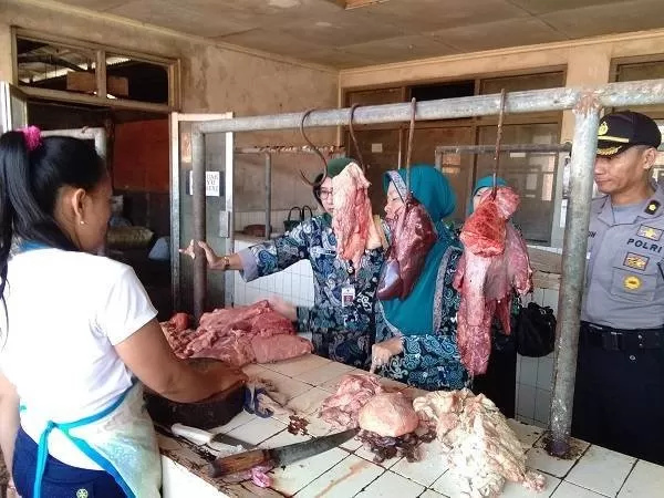 Petugas dari tim gabungan saat melakukan pemantauan di Pasar Kartasura menemukan daging sapi diduga glonggongan. (wahyu imam ibadi)