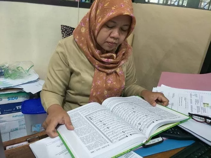 ASN Diskominfo Karanganyar tadarus Alquran di tengah kesibukannya. (foto:Abdul Alim)