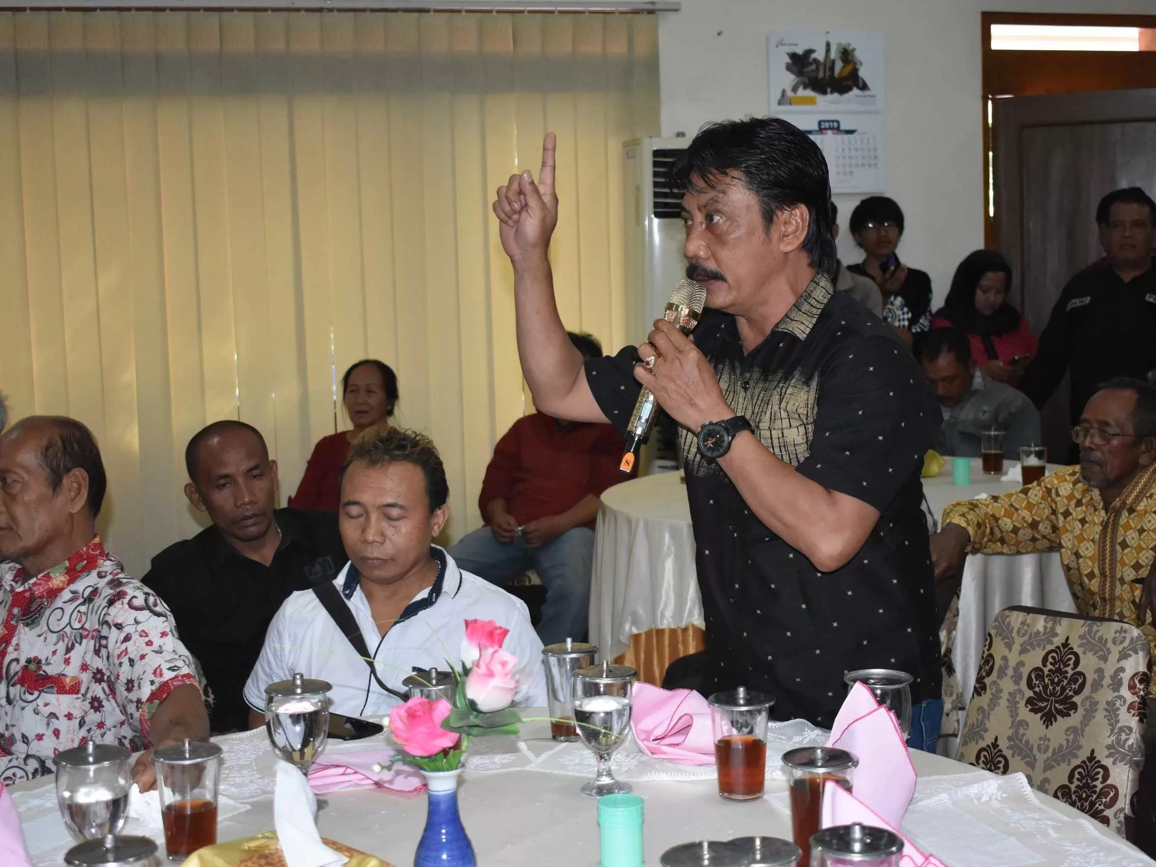 pedagang kuliner daging anjing memprotes rencana penutupan warungnya. (foto:Abdul Alim)