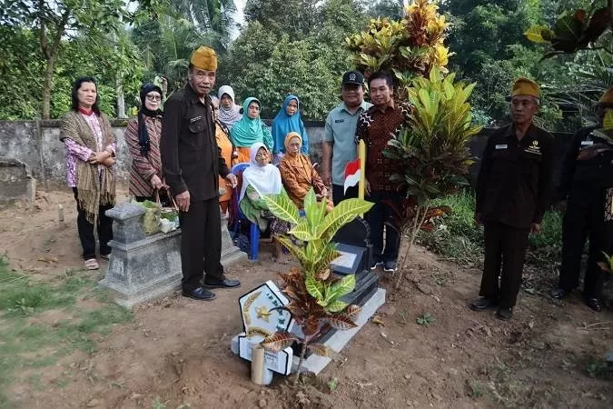 Keluarga Besar IKAL DIY dan LVRI Sleman memasang nisan karya dharma dan bambu runcing merah putih. (Foto: Devid P)