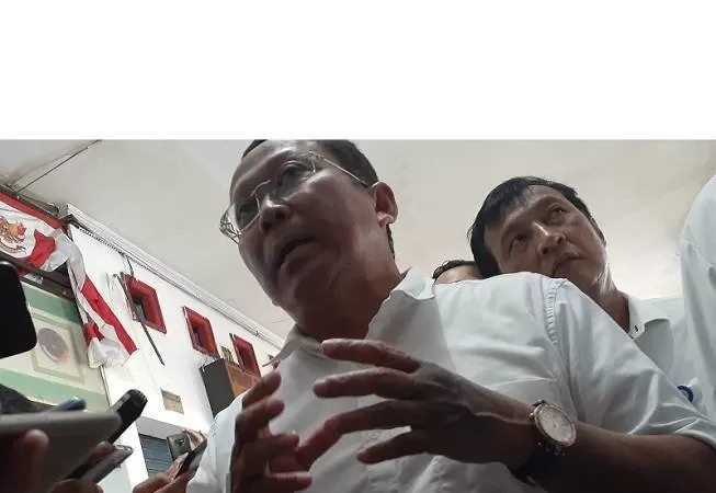 Direktur Jenderal Perhubungan Darat Budi Setiadi sedang memberikan keterangan kepada wartawan. (Foto: Evi NA)
