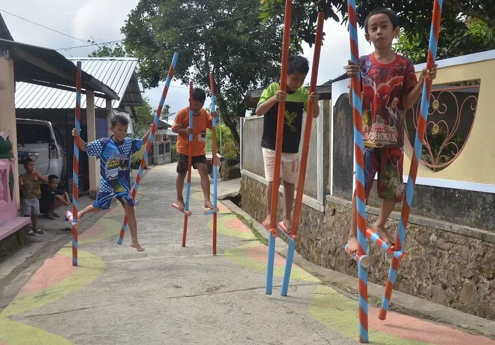 Anak-anak bermain permainan tradisional. Foto: Zaini
