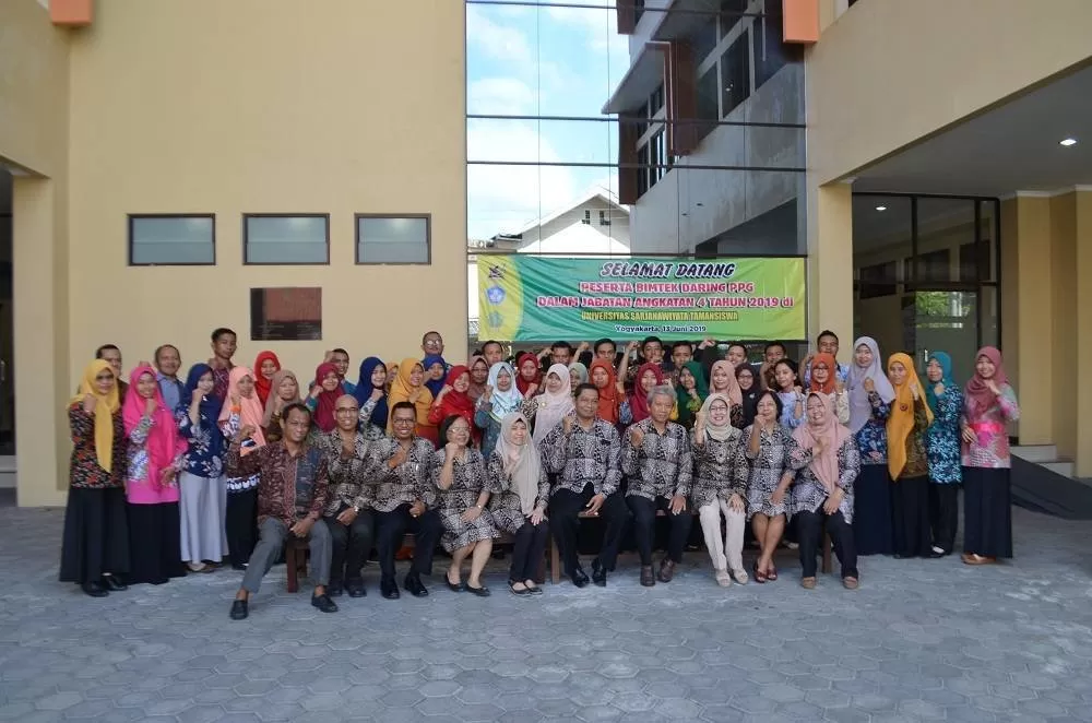 Pimpinan UST bersama mahasiswa PPG disela acara bimtek. Foto: Devid Permana