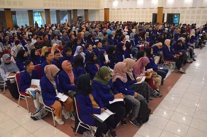 Mahasiswa baru UNY ikuti tutorial tes TOEFL. (Foto: Evi NA)