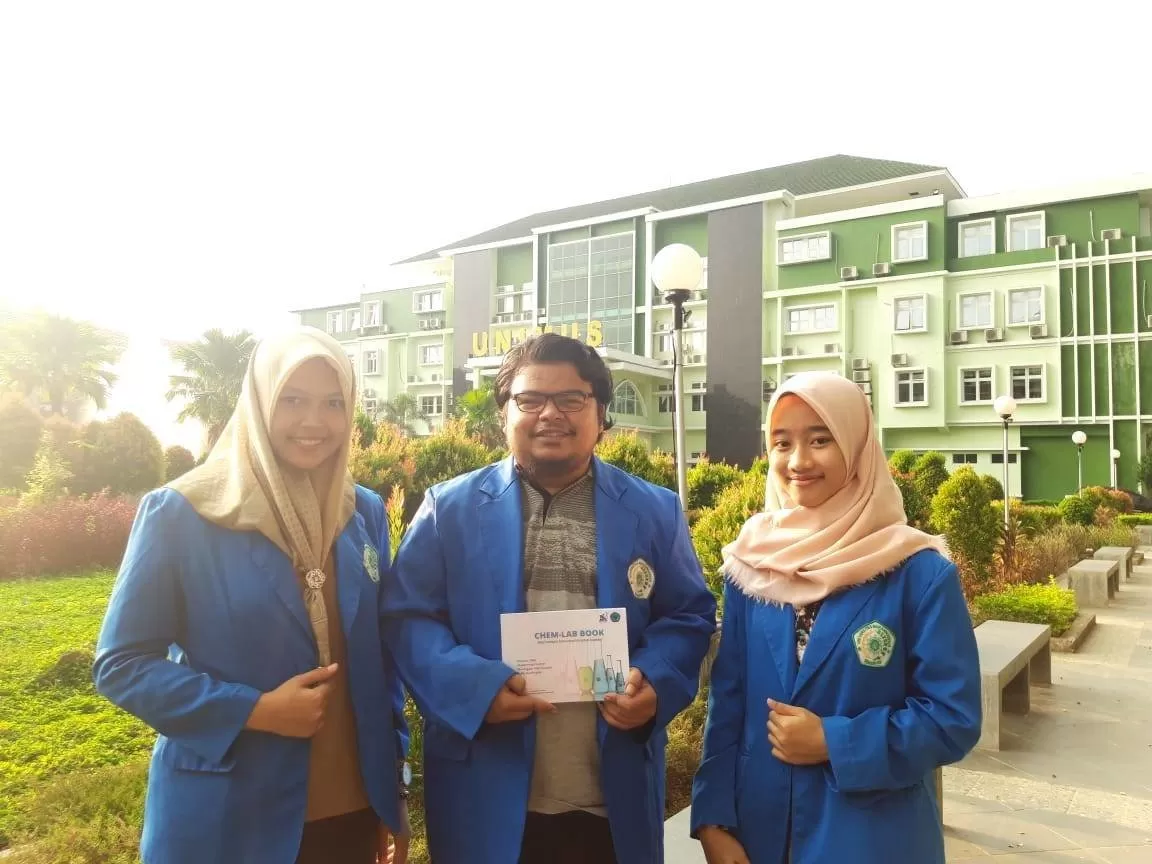 Tim PKM-PSH Unimus berpose sambil memegang karya PKM-PSH mereka (KR sugeng I)