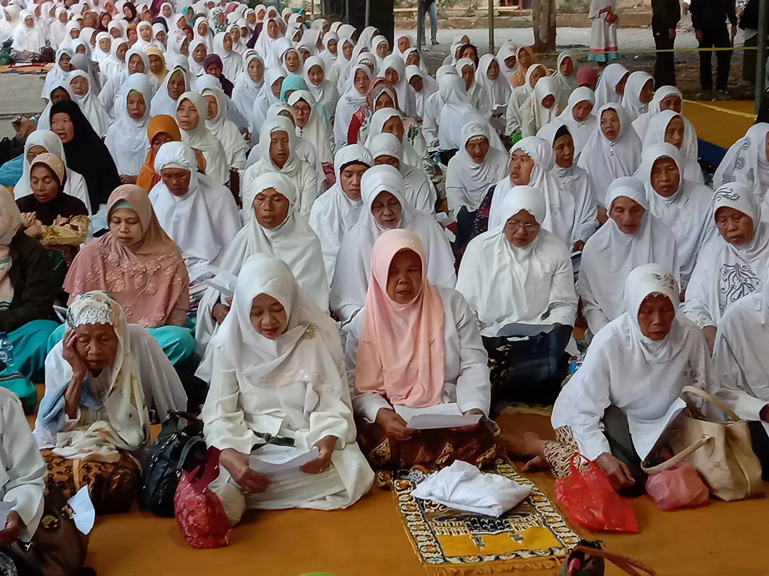 Sebagian masyarakat saat mengikuti acara mujahadah Jauharul Muharram di Masjid Al-Mujahidin Tegalrejo Magelang, Sabtu. (Thoha)