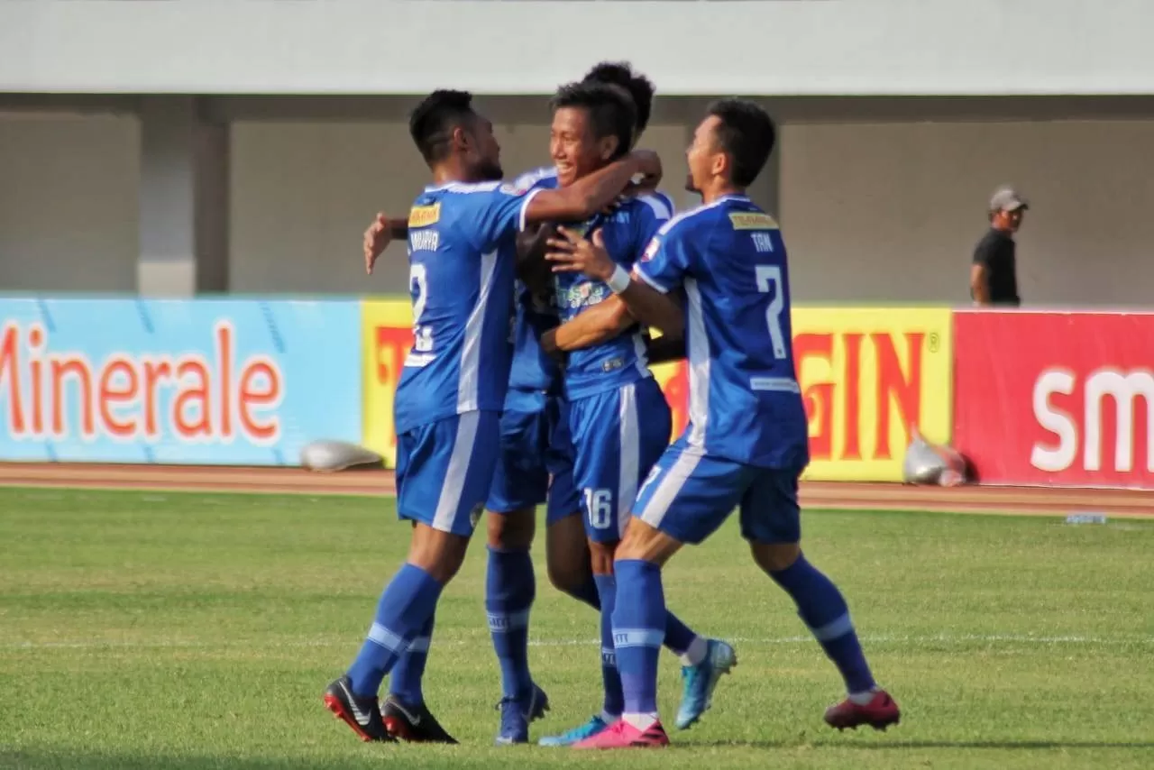 Pemain-pemain PSIM merayakan gol ke gawang Persiba Balikpapan (Satriyo Wicaksono)
