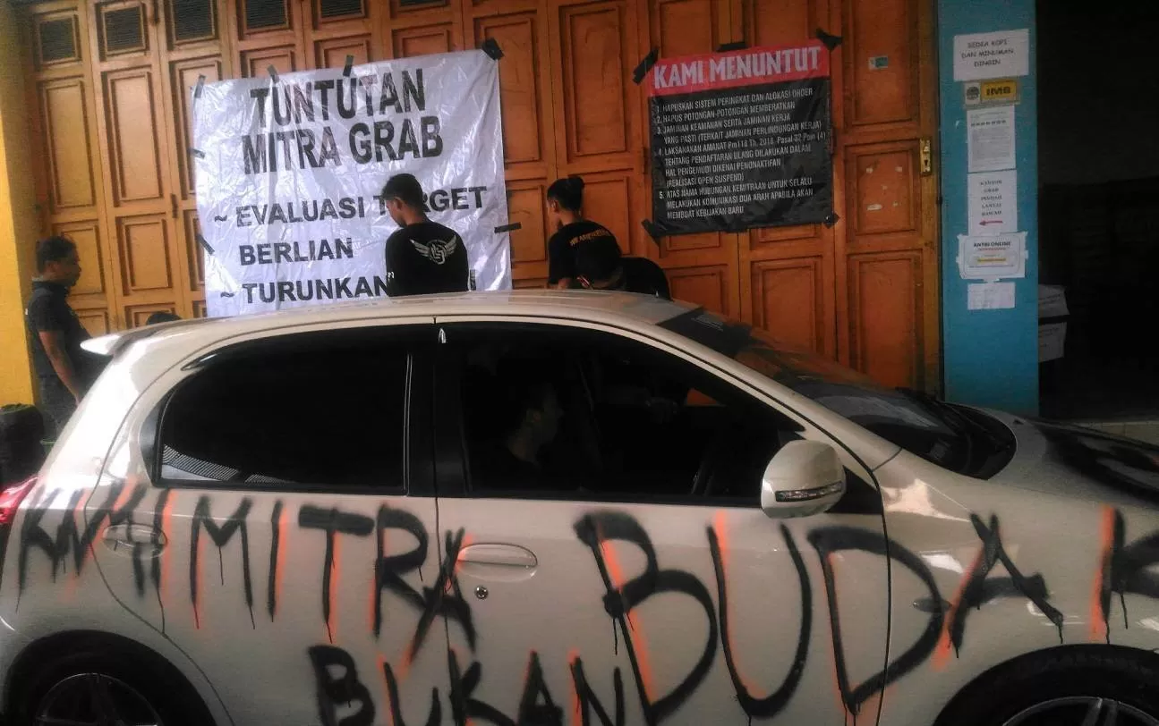 Kantor Grab di Jalan Kol Sugiyono Purwokerto disegel untuk ditutup. (Foto : Driyanto)
