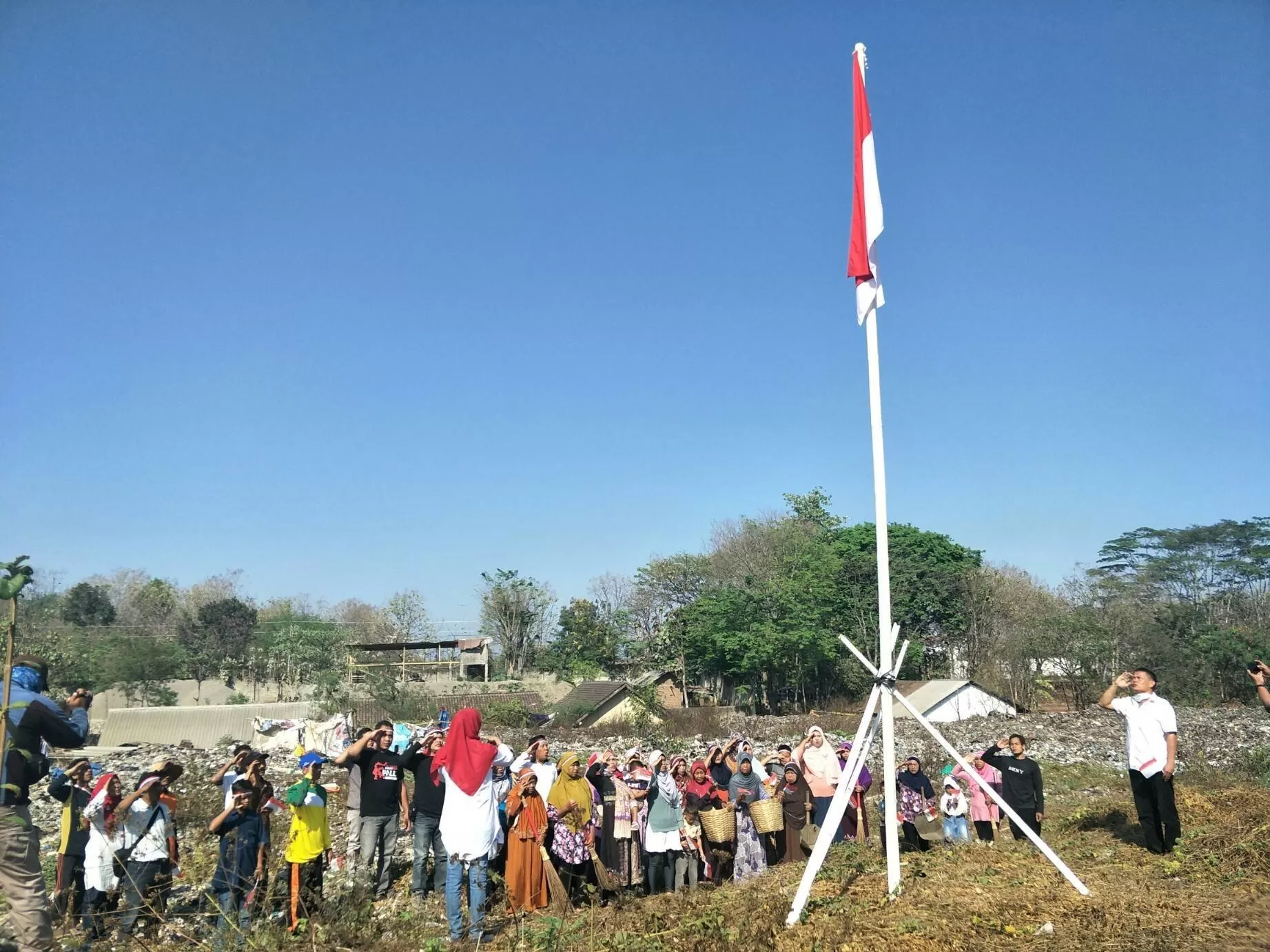 Pemulung menyelenggarakan upacara bendera di perbukitan sampah TPA Sukosari, Jumantono. (foto:Abdul Alim)