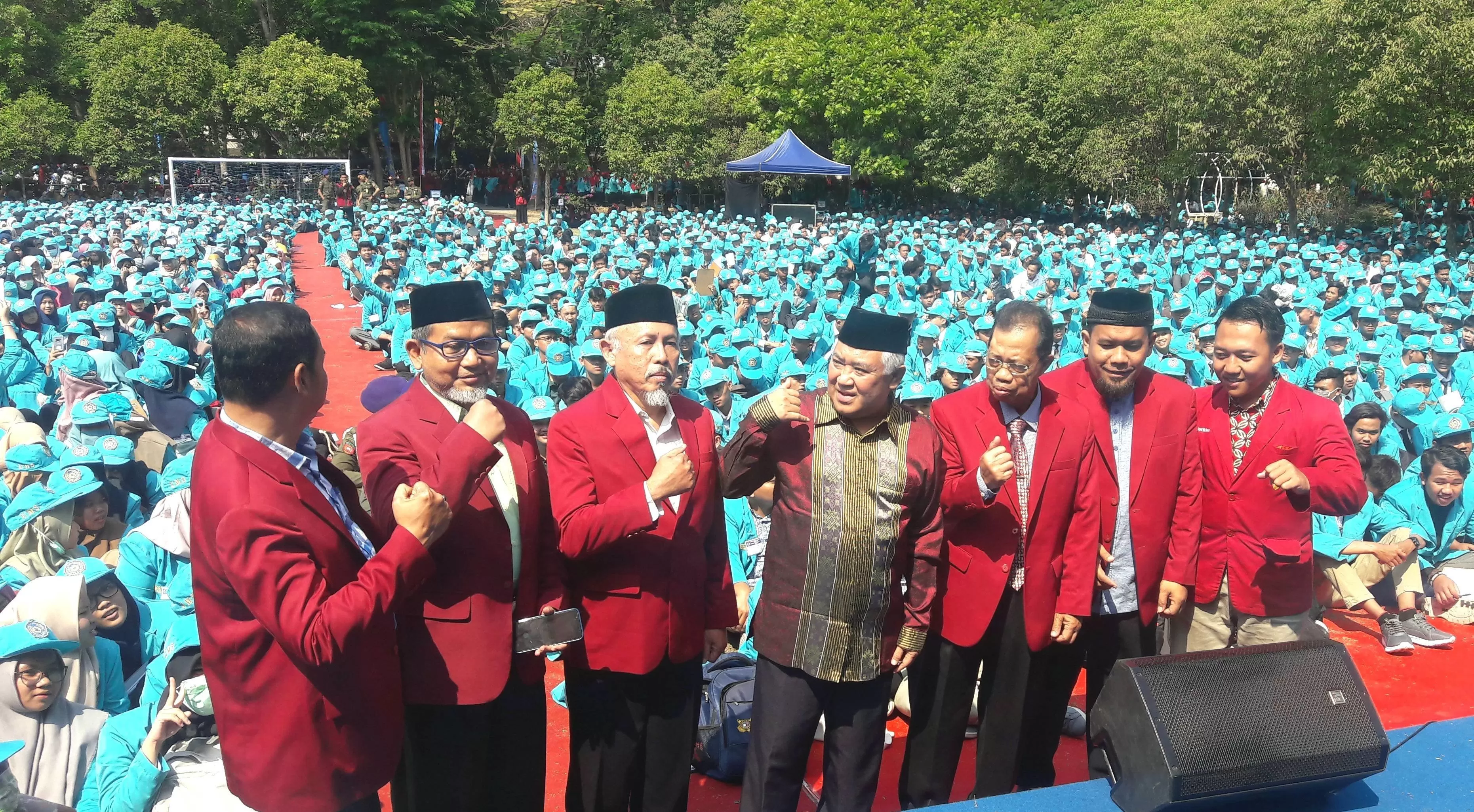 Prof Din Syamsuddin usai menyalami mahasiswa baru UMS (Qomarul Hadi)