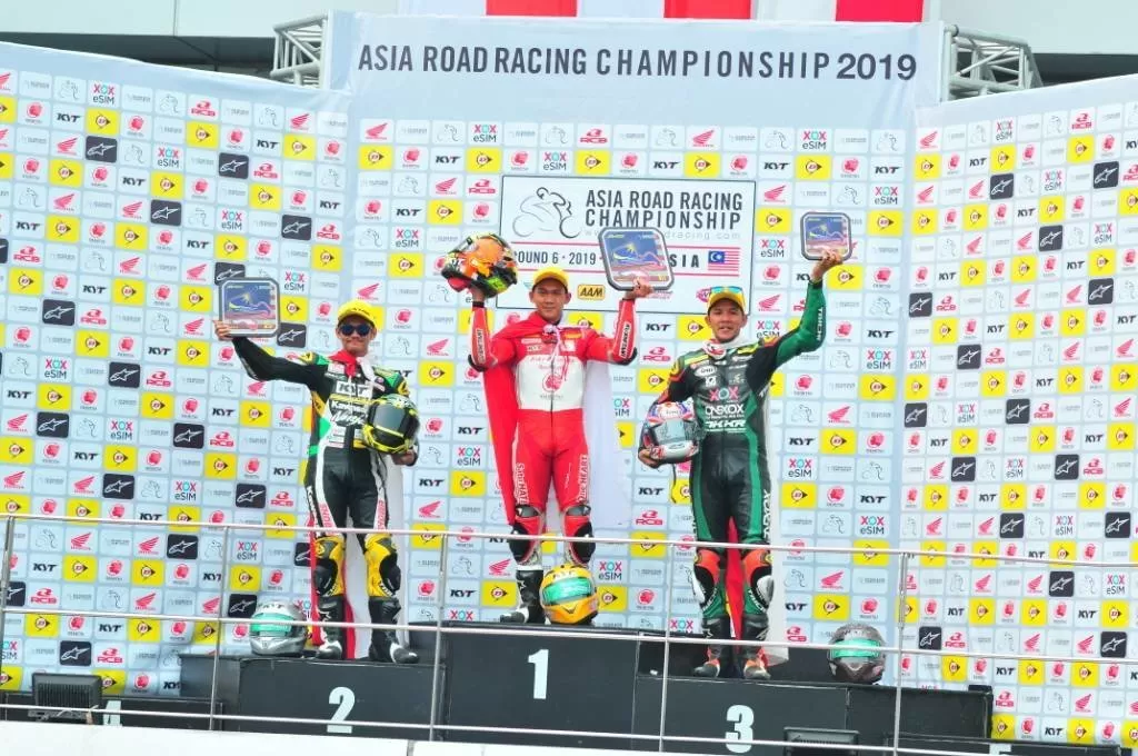 Pebalap binaan PT Astra Honda Motor (AHM) Awhin Sanjaya (tengah) berhasil meriah podium pertama pada balapan kedua di ajang ARRC 2019 seri ke enam di Sepang International Circuit, Malaysia (Istimewa)