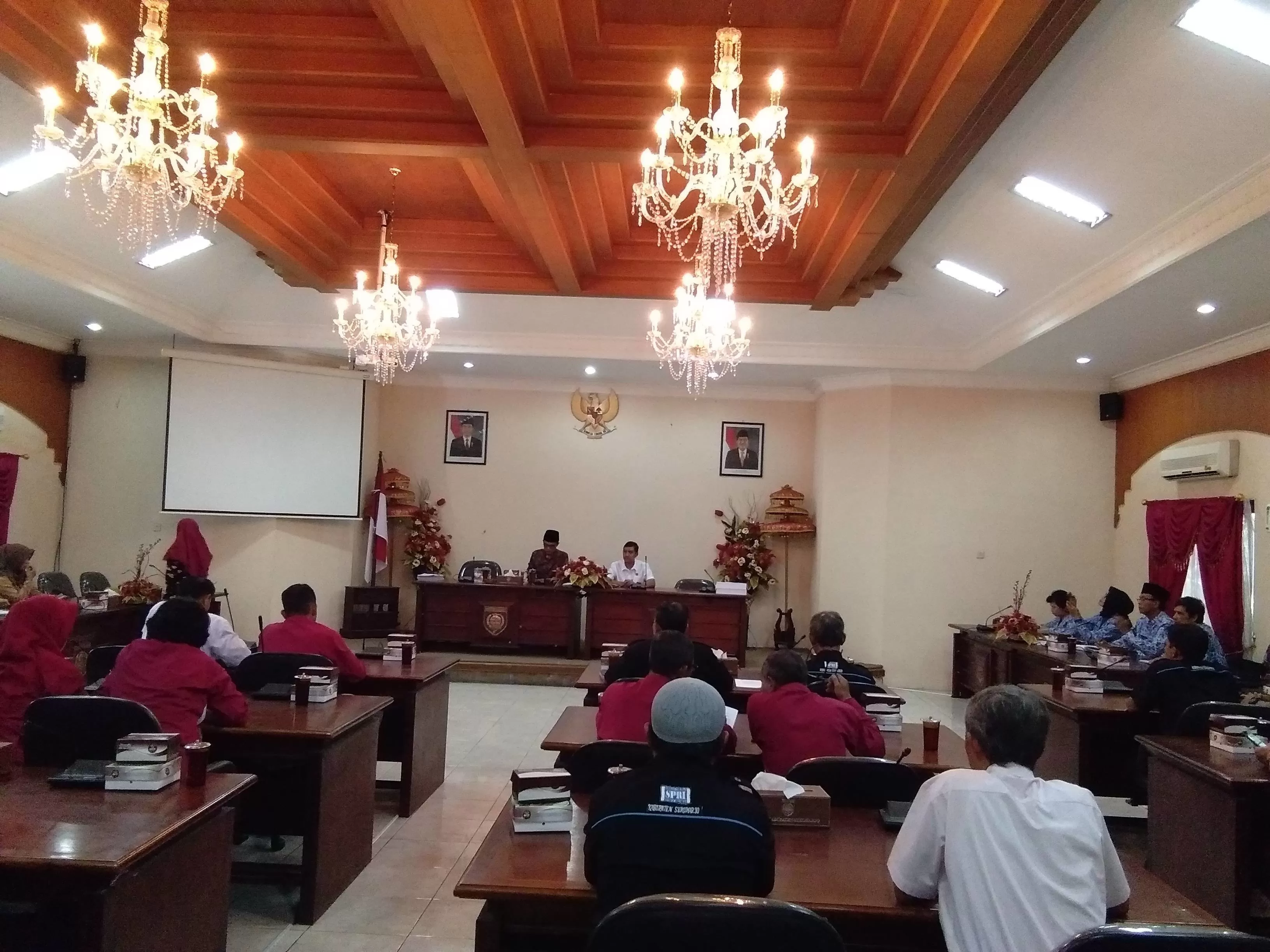Buruh Sukoharjo mendatangi gedung DPRD Sukoharjo untuk mengadukan sejumlah masalah ketenagakerjaan (wahyu imam ibadi)