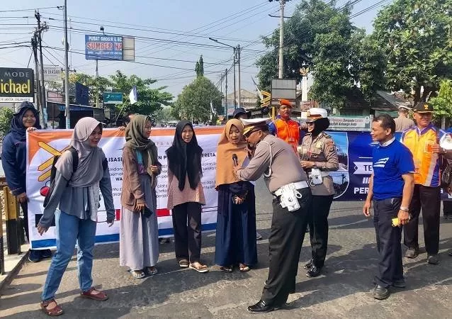 Pengguna jalan yang dihukum bernyanyi karena tak mengenakan helm. (Foto: Harminanto)