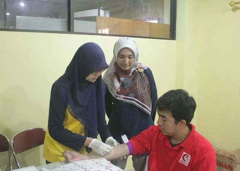Ketua Penelitian Dosen Pemula Kemenristekdikti 2019, Rizka Ayu Setyani, SST, MPH (jilbab abu) sedang melakukan observasi pelaksanaan tes HIV atau VCT pada remaja di Balai Desa Sinduadi.