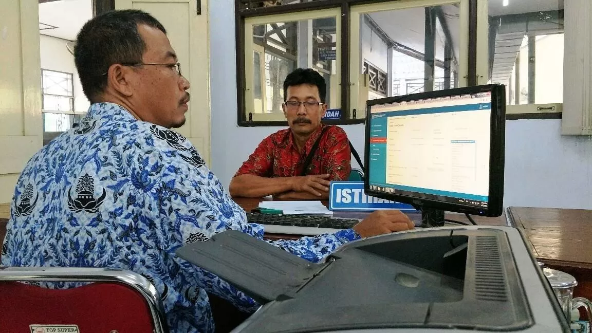 Petugas Dispendukcapil melayani pemohon. (Foto:Abdul Alim)