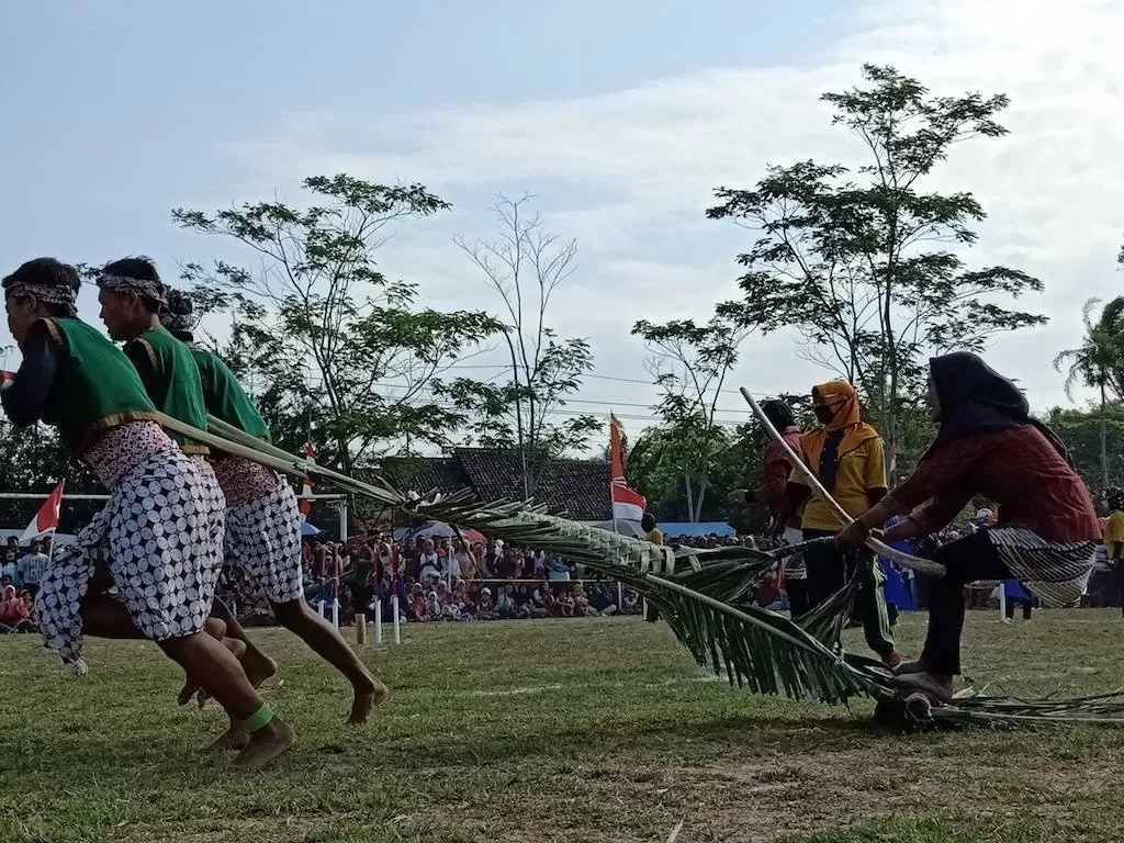 Nglarak Blarak, permainan tradisional yang dikompetisikan setiap tahundi Kulonprogo (Amanda Chintyasari)