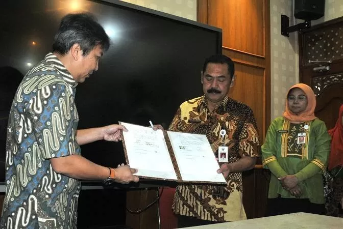 Walikota Solo, FX hadi Rudyatmo bersama Durektur Utama PT Solo Citra Metro Plasma menandatangai adendum kerjasama. (Foto: Hari D)