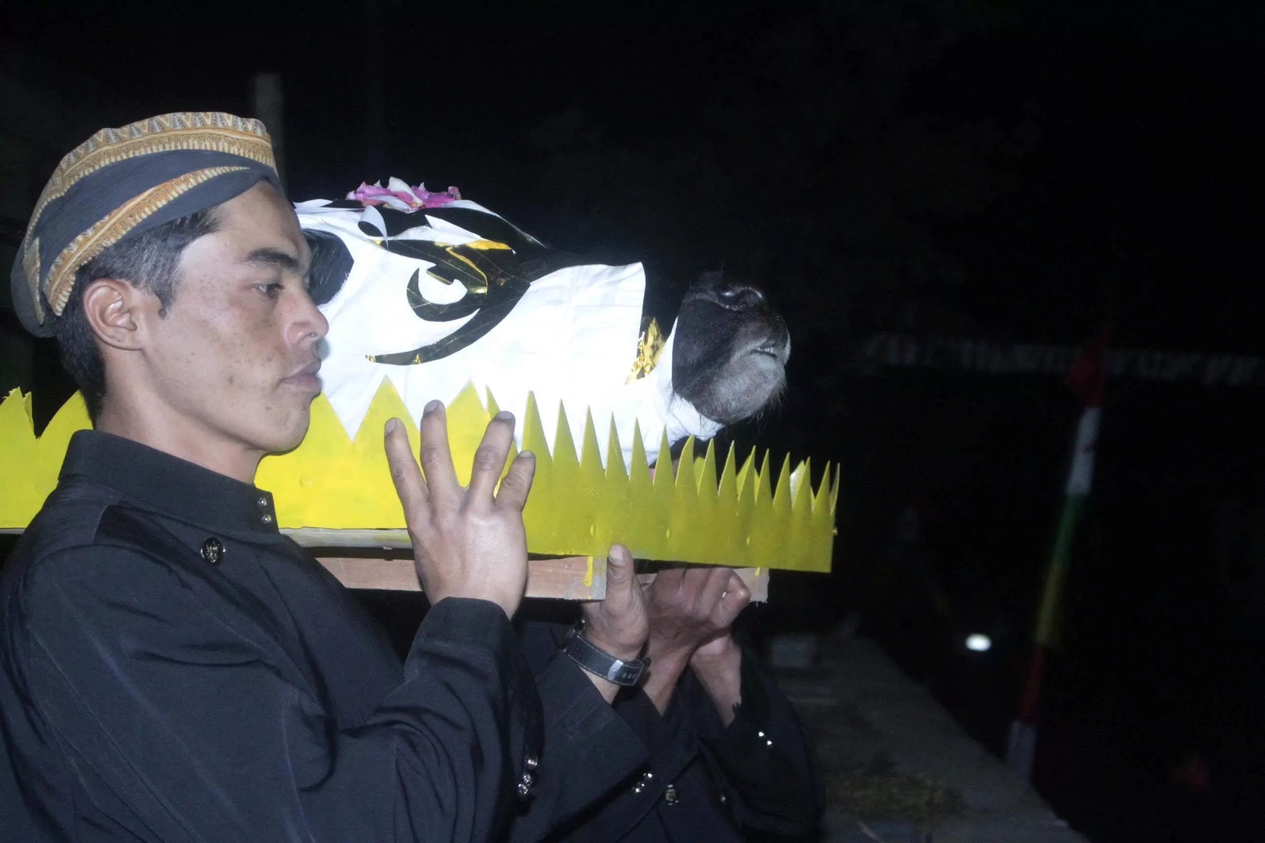 Kepala kerbau yang dikirab dan dilarung ke dalam Kawah Merapi (Galih Prasojo)