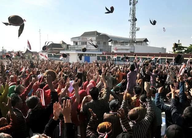 Ratusan karyawan dan komunitas Ternminal Bus Tiope A Tirtonadi saling melemparkan blankon ke udara tanda komitmen semangat baru.