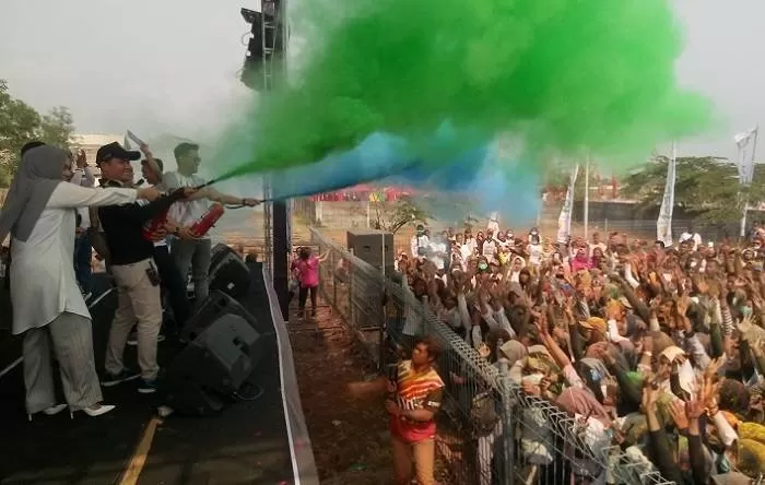 Bupati Kendal Mirna Annisa menaburkan tepung warna kepada peserta Color Walk 2019. (Foto: Unggul P)