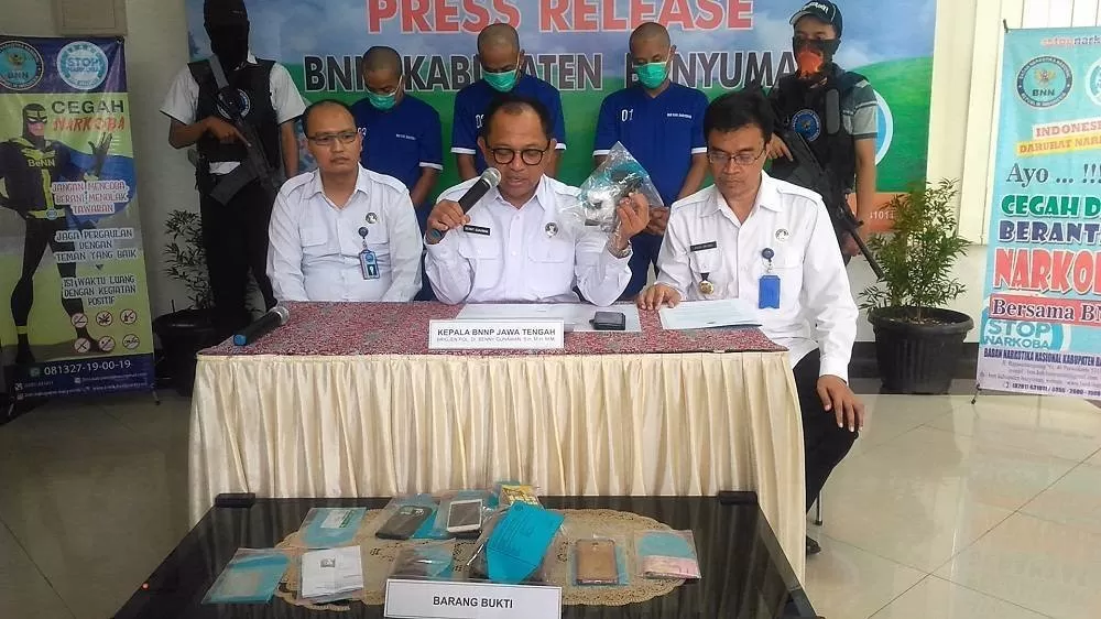 Kepala BNNP Jateng Brigjen Pol Benny Gunawan, menunjukan baran bukti sabu sabu dengan latar belakang tiga pengedar.(Foto:Driyanto)