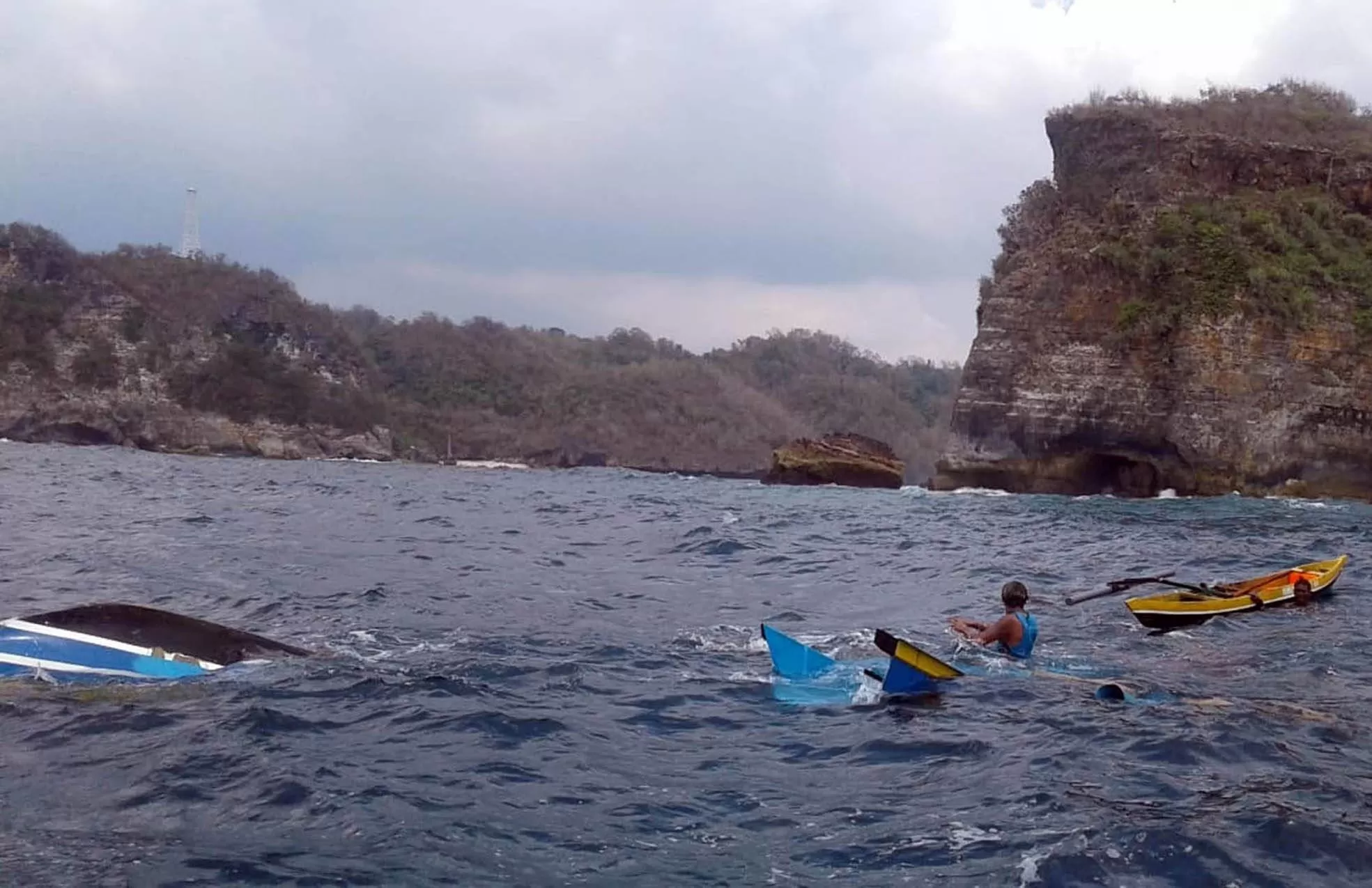 Proses pengangkatan kapal yang dilakukan Tim SAR  di perairan Sadeng Gunungkidul. Foto: Dok