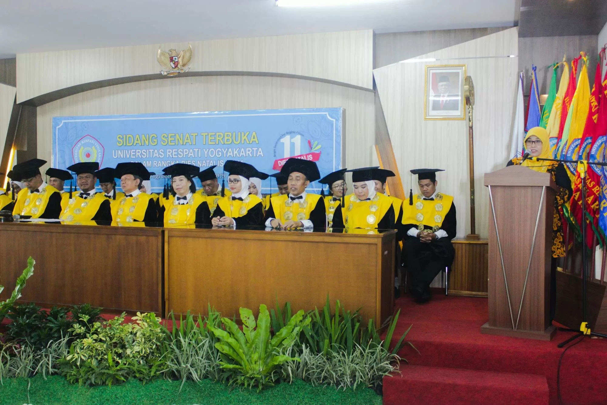 Sri Hasta Mulyani SKom MKom saat membacakan sambutan dari Yayasan Respati saat Dies Natalis XI Unriyo.