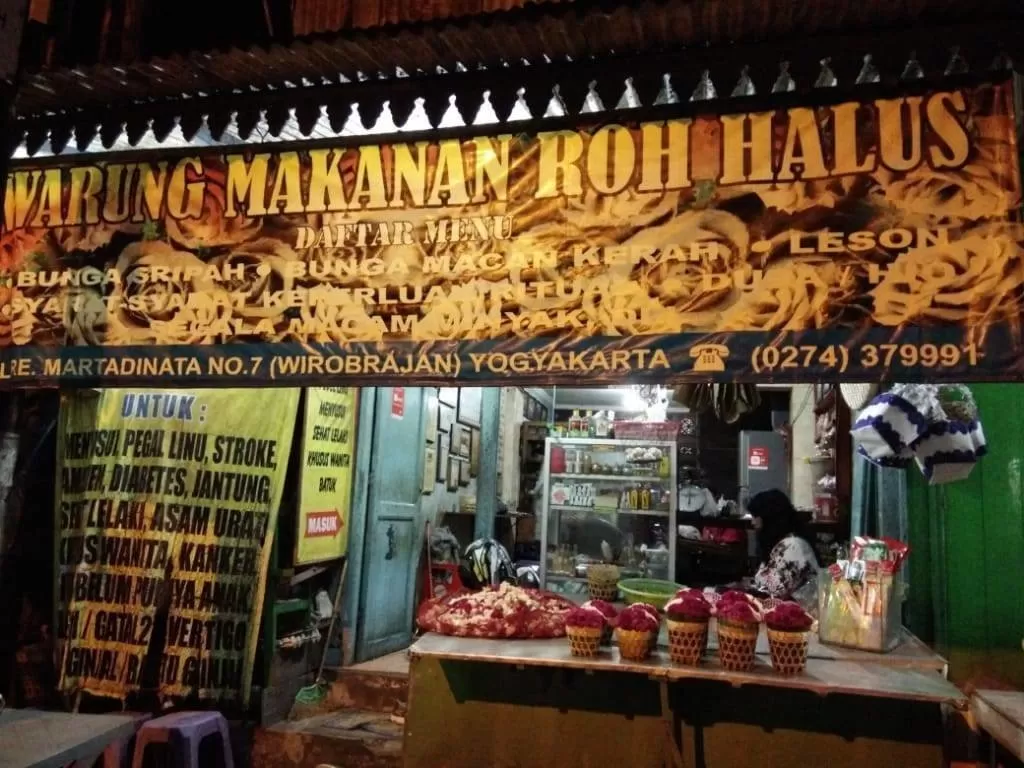 Warung Makan Roh Halus yang menjual aneka kebutuhan untuk orang meningeal (Evi Nur Afiah)