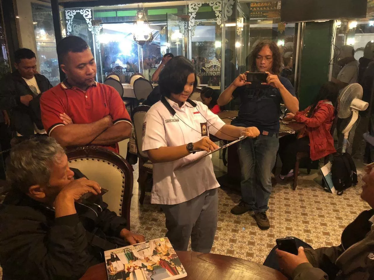 Temanku Lima Benua tengah menggambar sketsa pengunjung di Jogja Gallery (FX Harminanto)