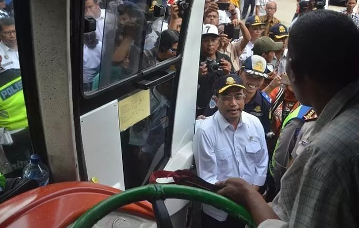 Menhub imbau para sopir angkot perpanjang SIM.