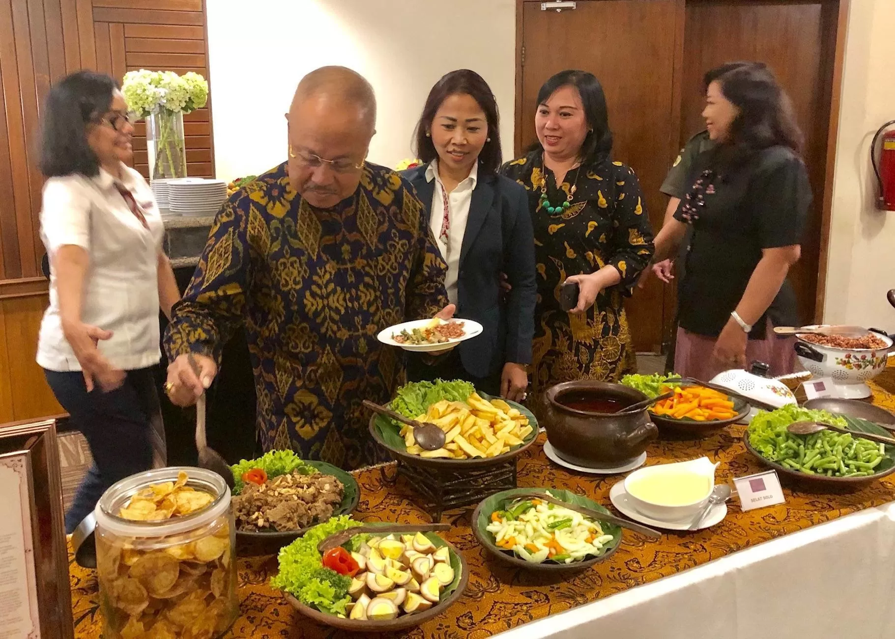 Putera bungsu Jendral Sudirman saat menjajal makanan kesukaan sang ayah. (Foto : Harminanto)