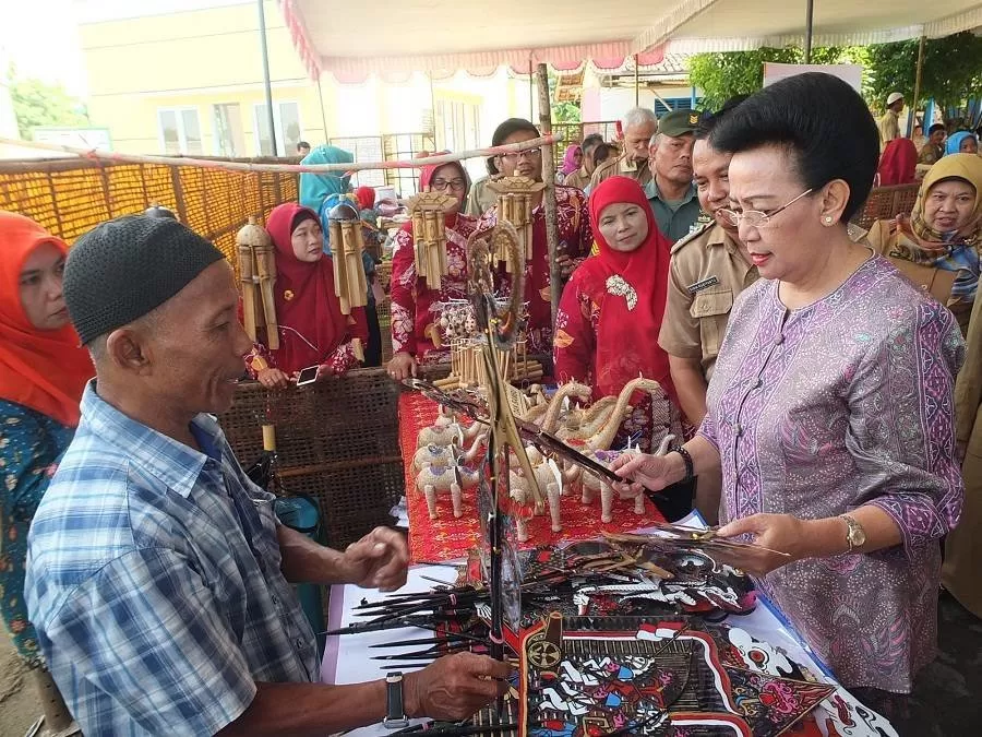 GKR Hemas meninjau kerajinan wayang. Foto: Dedy EW