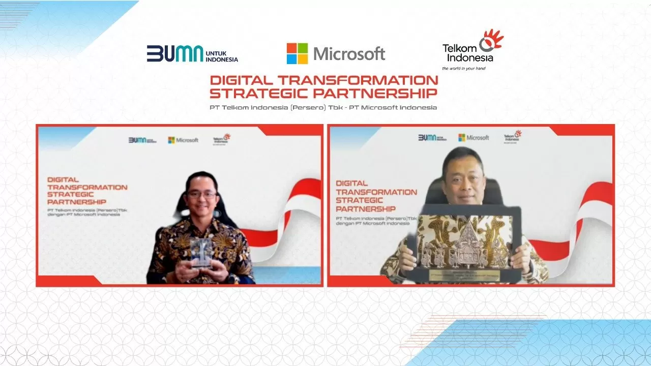 Direktur Utama Telkom Indonesia Ririek Adriansyah (kanan) bertukar cindera mata secara daring dengan President Director Microsoft Indonesia Haris Izmee usai penandatanganan MoU Digital Transformation Strategic Partnership antara Telkom Indonesia & Microsoft Indonesia. (ist)