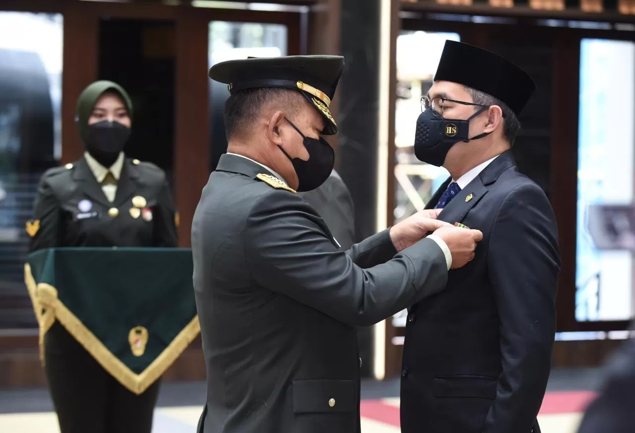 KASAD saat menyematkan tanda kehormatan.