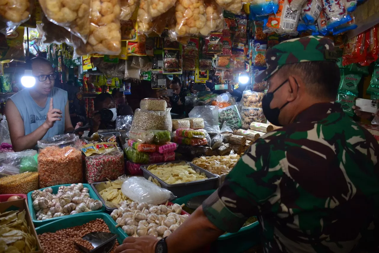Kasad Dudung Abdurachman, saat mengecek harga minyak goreng, di Kota Bogor. (Foto: Dispenad)