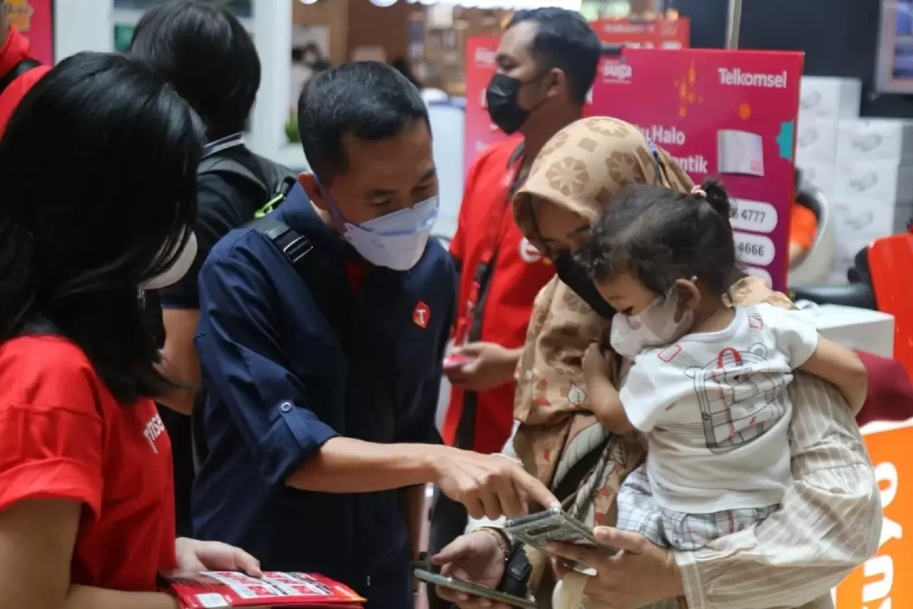Direktur Marketing Telkomsel Derrick Heng (tengah) menyapa pelanggan serta memastikan layanan Telkomsel bagi para pelanggan sudah optimal selama momen Ramadan, mudik, dan arus balik Lebaran 2022. -Telkomsel-
