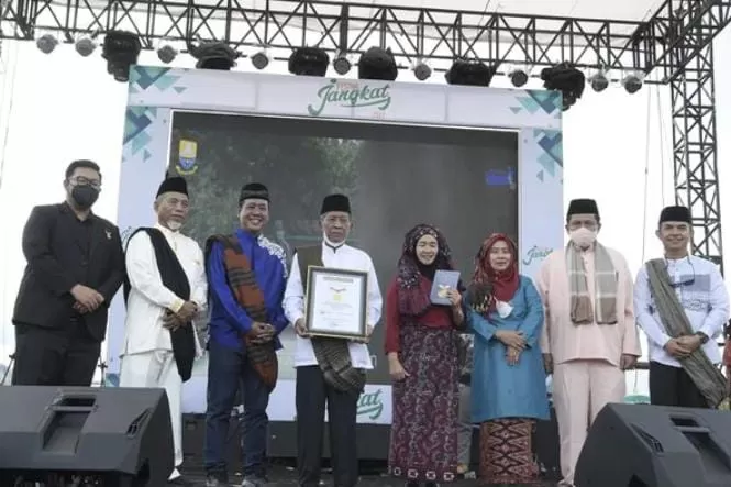 Penyerahan penghargaan, terhadap kegiatan bakar jodah di Merangin yang masuk rekor dunia.