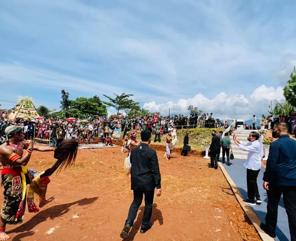 Presiden Jokowi saat menghadiri syukuran hasil bumi Gema Perhutanan Sosial, di Lapangan Omah Tani, Batang, Jateng, Rabu 8 Juni 2022. (Foto: BPMI Setpres/Laily Rachev)  