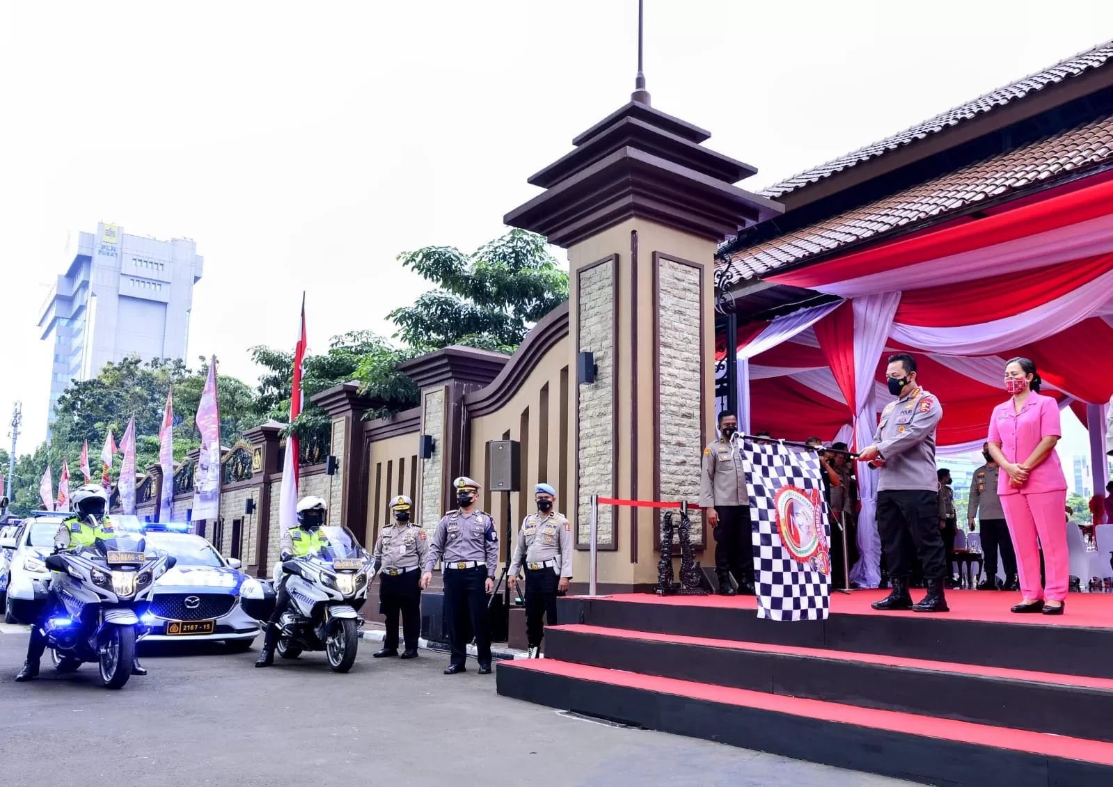 Kapolri Jenderal Polisi Listyo Sigit Prabowo, saat melepas bantuan sosial.